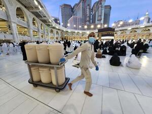 موظفو الكعبة تفانٍ بخدمة آلاف المسلمين يوميا