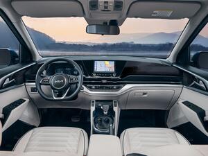 كيا كارينز تقدم الابتكار للعائلات العصرية، وتعيد تعريف التنوع والتصميم الثوري والميزات الرائدة في فئتها  كيا كارينز العائلية الجديدة تصل أسواق منطقة الشرق الأوسط قريباً