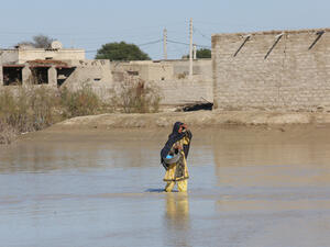  14 شخصا لا يزالون في عداد المفقودين، في حين تم نقل 500 آخرين “إلى مناطق أكثر أمانا”