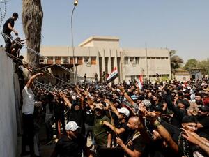 اقتحام مبنى البرلمان
