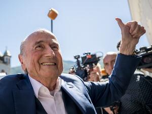Former FIFA president Sepp Blatter gives a thumb up as he leaves Switzerland's Federal Criminal Court after the verdict of his trial over a suspected fraudulent payment, in the southern Switzerland city of Bellinzona, on July 8, 2022. Sepp Blatter and Michel Platini, once the chiefs of world and European football, were acquitted by a Swiss court on July 8, 2022 following a trial over a suspected fraudulent payment. (Photo by Fabrice COFFRINI / AFP)