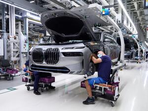 رفاهية كهربائية: بدء إنتاج سيارة BMW الفئة السابعة الجديدة في مصنع دينجولفينج