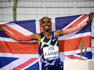 Britain's Mo Farah celebrates after victory and a world record in the men's one hour event at The Diamond League AG Memorial Van Damme athletics meeting at The King Baudouin Stadium in Brussels on September 4, 2020. / AFP / MARTIN BUREAU