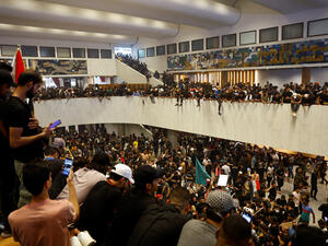 متظاهرون داخل البرلمان العراقي