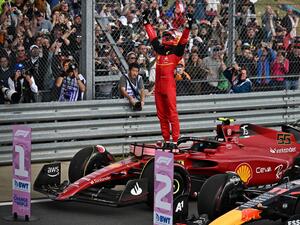 Race winner Ferrari's Spanish driver Carlos Sainz Jr celebrates after the Formula One British Grand Prix at the Silverstone motor racing circuit in Silverstone, central England on July 3, 2022. (Photo by Ben Stansall / AFP)