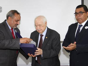 مجلس التخطيط الوطني الليبي يمنح الدكتور أبوغزاله درع العطاء من الدرجة الأولى