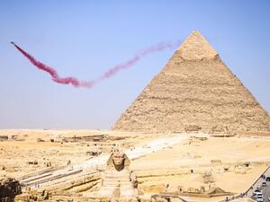 عروض جوية في سماء أهرامات الجيزة