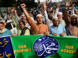 وقتل شخصان في اشتباكات بين الشرطة ومتظاهرين مسلمين 