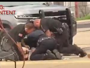 رجال شرطة أمريكيين بوحشية على أحد المحتجزين