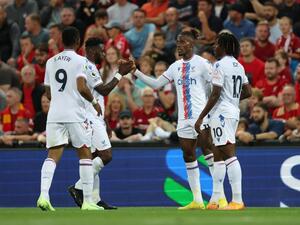 زاها (الثاني من اليمين) يبعثر أوراق ليفربول (المصدر: حساب الدوري الإنجليزي الرسمي على تويتر)