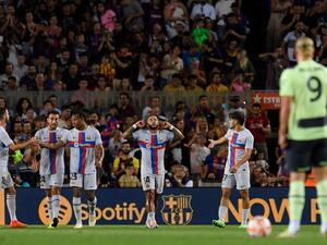 ديباي (وسط) يحتفل بهدف برشلونة الثالث في مانشستر سيتي (المصدر: أ ف ب)