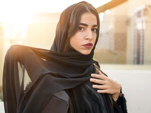 تفسير حلم امراة ترتدي عباءة سوداء
