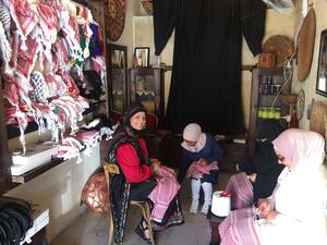 ثائرة.. أول أردنية تدرّب على تطريز الهدب