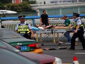 وأظهر مقطع فيديو نشرته صحيفة "بكين ديلي" الحكومية شرطي وهو يحمل طفلا صغيرا لنقله إلى سيارة إسعاف.