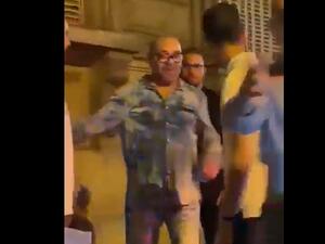 صورة لملك المغرب محمد السادس سكران في حواري باريس 