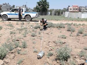 جمع مخلفات العدوان الأخير على غزة