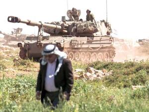 فلاح فلسطيني امام دبابة اسرائيلية