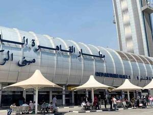 وزير الطيران بمصر يعتذر لراكب بسبب تلف حقيبته