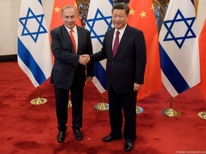 China's President Xi Jinping (R) and ex-Israel's Prime Minister Benjamin Netanyahu 