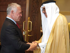 King Abdullah receives Bahraini FM Abdullatif bin Rashid Al Zayani 
