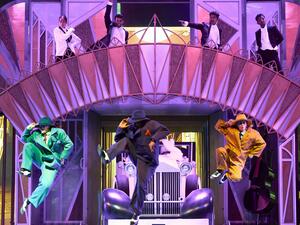 سيستمتع الضيوف بعرض "مهرجين النجدة"، والذي يقدم مغامرات رجال إطفاء بطريقة فكاهية وطريفة. وكذلك عرض "بنك هايست" القرية العالمية تكشف عن أحدث العروض العالمية المميزة والفعاليات الترفيهية الجديدة في موسمها الـ 27