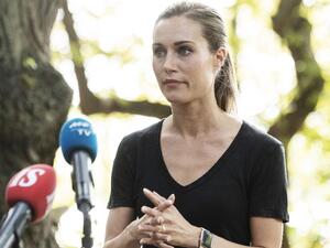 واجهت رئيسة الوزراء انتقادات عندما انتشر مقطع فيديو تغني فيه وترقص