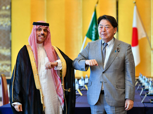  Prince Faisal bin Farhan Al-Saud (Left), Foreign Minister Yoshimasa Hayash