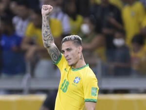 Brazil's Antony celebrate after scoring against Paraguay during the South American qualification football match for the FIFA World Cup Qatar 2022 at the Mineirao stadium in Belo Horizonte, Brazil, on February 1, 2022. (Photo by DOUGLAS MAGNO / AFP)