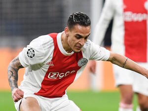 Ajax Amsterdam's Brazilian forward Antony (L) fights for the ball with Benfica's Brazilian forward Everton during the UEFA Champions League round of 16 second leg football match between Ajax and Benfica at the Johan Cruijff ArenA, in Amsterdam, on March 15, 2022. (Photo by JOHN THYS / AFP)
