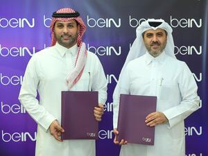 beIN's Chief Financial & HR Officer Tareq Zainal with beIN's newest analyst Yasser Al-Qahtani during the contract signing ceremony (Image Credit: Supplied)