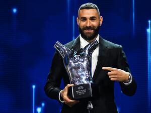 Real Madrid's French forward Karim Benzema poses with his "UEFA Men's Player of the Year 2021/2022 Award" in Istanbul on August 25, 2022, after the 2022/2023 Champions League group stage draw. (Photo by OZAN KOSE / AFP)