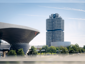 مقر BMW الرئيسي أيقونة عالمية تحتفل بذكرتها السنوية الخمسين