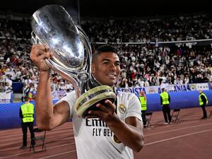 Real Madrid's Brazilian midfielder Casemiro celebrates with the trophy after the UEFA Super Cup football match between Real Madrid vs Eintracht Frankfurt in Helsinki, on August 10, 2022. Real Madrid won the match 2-0. (Photo by JAVIER SORIANO / AFP)