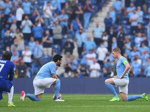 Players take a knee in support of the No Room For Racism campaign at the start of the UEFA Champions League final football match between Manchester City and Chelsea FC at the Dragao stadium in Porto on May 29, 2021. / AFP / POOL / David Ramos
