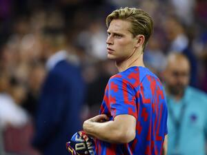 Barcelona's Dutch midfielder Frenkie De Jong warms up before the Spanish league football match between FC Barcelona and Rayo Vallecano de Madrid at the Camp Nou stadium in Barcelona on August 13, 2022. (Photo by Pau BARRENA / AFP)