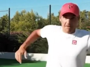 Roger Federer reacts to the camera during training.(Instagram/@rogerfederer)