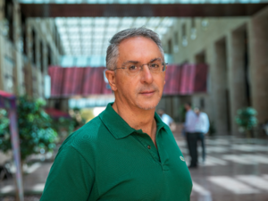 جياني دي كارو، الأستاذ مشارك في علوم الحاسوب بجامعة كارنيجي ميلون في قطر. تطوير الجيل التالي من البيوت المحمية بمنحة من الصندوق القطري لرعاية البحث العلمي