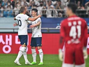Tottenham Hotspur's Harry Kane (L) celebrates his goal with teammate Son Heung-min (C) against Team K League during the exhibition football match between Tottenham Hotspur and Team K League at Seoul World Cup Stadium in Seoul on July 13, 2022. (Photo by Jung Yeon-je / AFP)