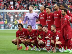 Liverpool players pose for a picture prior to the English FA Community Shield football match between Liverpool and Manchester City at the King Power Stadium in Leicester on July 30, 2022. (Photo by Nigel Roddis / AFP)