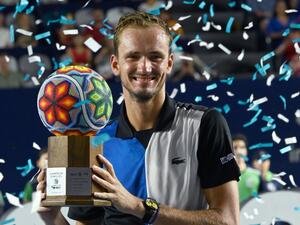 Russia's Daniil Medvedev holds the winning trophy after defeating Britain's Cameron Norrie during their Mexico ATP Open 250 men's singles final tennis match at the Cabo Sports Complex in Los Cabos, Mexico, on August 6, 2022. (Photo by RODRIGO ARANGUA / AFP)
