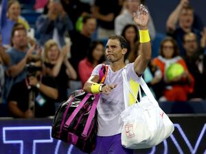 Rafael Nadal of Spain acknowledges the crowd as he leaves the court after losing to Borna Coric of Croatia during the Western & Southern Open at Lindner Family Tennis Center on August 17, 2022 in Mason, Ohio. Matthew Stockman/Getty Images/AFP (Photo by MATTHEW STOCKMAN / GETTY IMAGES NORTH AMERICA / Getty Images via AFP)