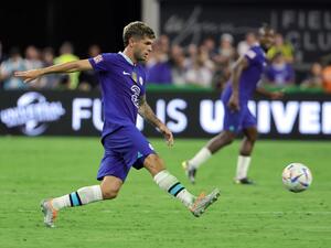 Christian Pulisic #10 of Chelsea passes against Club América during their preseason friendly match at Allegiant Stadium on July 16, 2022 in Las Vegas, Nevada. Chelsea defeated Club América 2-1. Ethan Miller/Getty Images/AFP (Photo by Ethan Miller / GETTY IMAGES NORTH AMERICA / Getty Images via AFP)