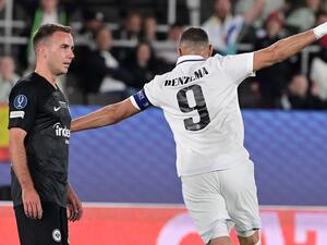 Real Madrid's French forward Karim Benzema (R) celebrates scoring the 2-0 goal in front of Frankfurt's German midfielder Mario Goetze during the UEFA Super Cup football match between Real Madrid vs Eintracht Frankfurt in Helsinki, on August 10, 2022. (Photo by JAVIER SORIANO / AFP)