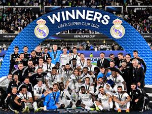 Real Madrid players celebrate with the trophy after the UEFA Super Cup football match between Real Madrid vs Eintracht Frankfurt in Helsinki, on August 10, 2022. Real Madrid won the match 2-0. (Photo by JAVIER SORIANO / AFP)