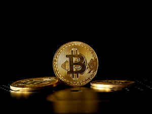 أسعار العملات الرقمية: البيتكوين مستقر على 21 ألف دولار