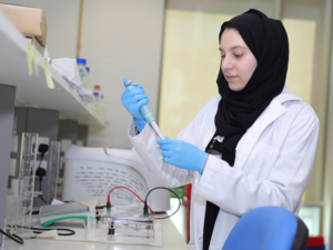 جامعة الإمارات تنشر 1077 ورقة بحثية وتمنح 14 براءة اختراع خلال النصف الأول من عام 2022
