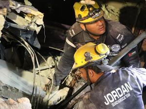 وبهذه الحصيلة يصل عدد الضحايا في عمارة اللويبدة المنهارة الى  13 وفاة و10 إصابات، حتى الآن.