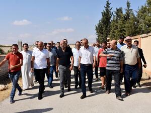 محافظ حمص يتفقد أضرار الانفجار في ريف حمص الشرقي