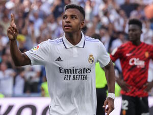 رودريغو غوس بقميص ريال مدريد ورعاية طيران الإمارات (المصدر: أ ف ب)