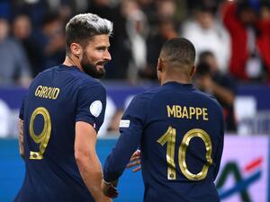 مبابي (يمين) وجيرو يقودان فرنسا للتغلب على النمسا (المصدر: أ ف ب)